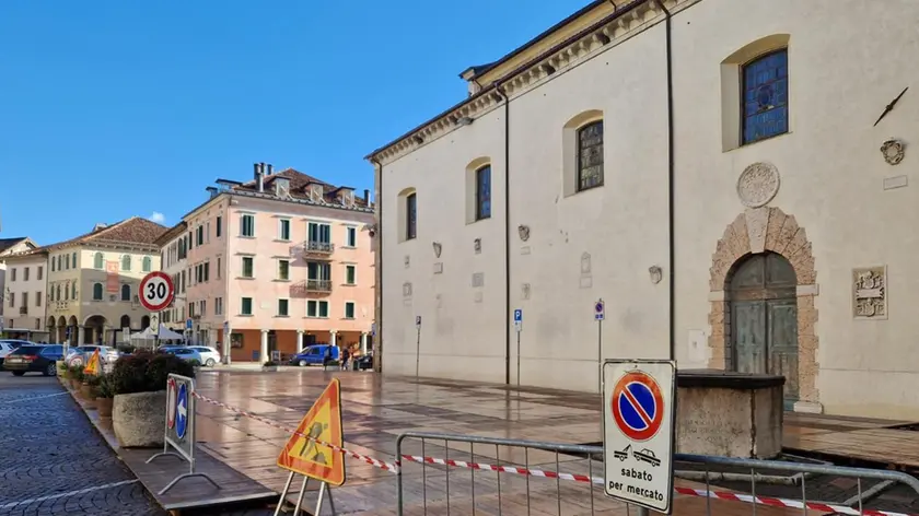 La pista di pattinaggio in progress in piazza Duomo a Belluno