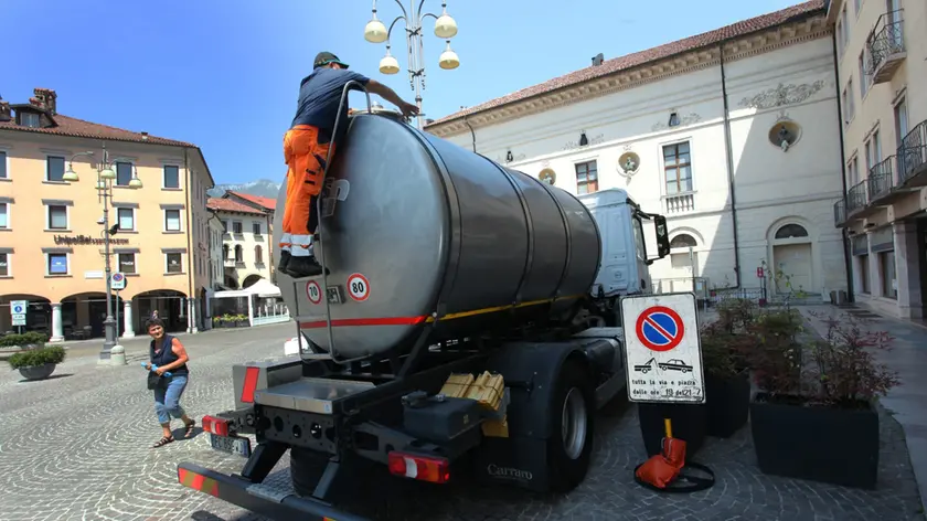 Un'autobotte di Bim Gsp in centro storico a Belluno
