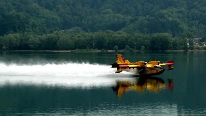 - Il canadair carica l'acqua al lago di Santa Croce