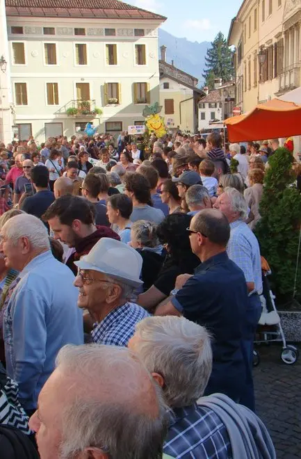 La piazza gremita per la sfilata dei carri