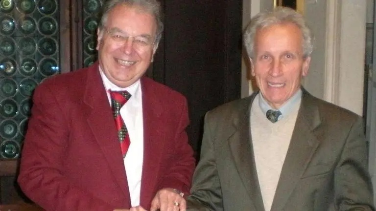 Gianmario Dal Molin della Famiglia Feltrina premia Cesare Lasen
