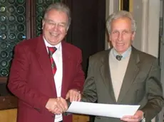 Gianmario Dal Molin della Famiglia Feltrina premia Cesare Lasen