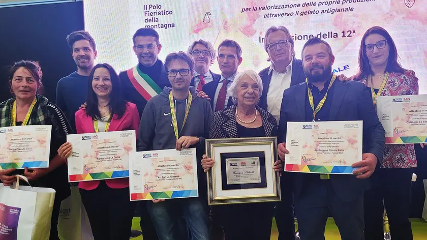 Foto di gruppo per gli agrigelatieri premiati a Longarone Fiere