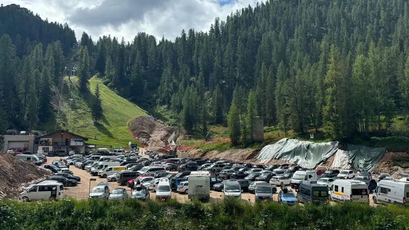 Cortina, un parcheggio preso d'assalto dai turisti