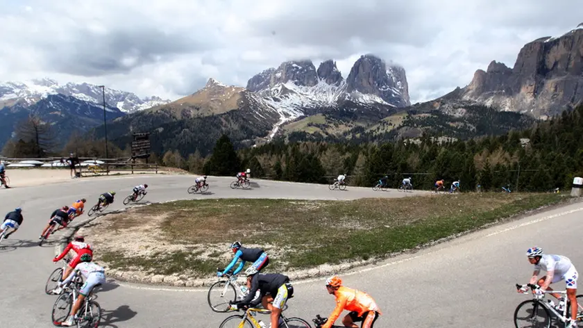 20080526 -PASSO FEDAIA (BELLUNO ) -GIRO: 15 /A TAPPA , ARABBA - PASSO FEDAIA / MARMOLADA Il gruppo dei ciclisti sul Pordoi durante la 15/a tappa del Giro d'Italia Arabba-Passo Fedaia/Marmolada (153 km). BETTINI /ANSA /ji