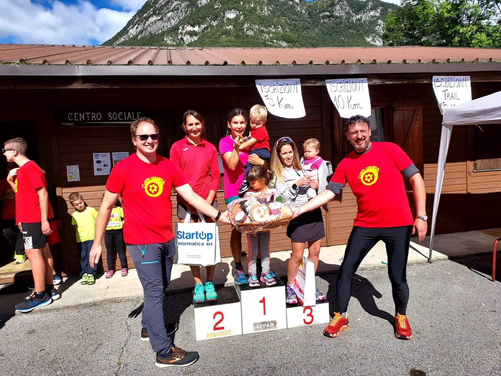 Igor De Fina ed Elena Andrich sono i più veloci nel trail da 15 km della “Corri mamma”, la non competitiva organizzata dal comitato genitori di Sospirolo. Tre i percorsi. Sul tracciato intermedio, da 10 km, i vincitori sono risultati Manuele Favrello (Cyril Frezza, in testa alla gara, ha sbagliato percorso) ed Erica Casanova. Sui 5 km vittorie per gli adulti Alberto Roccabella e Martina Balzan e per i ragazzini Gioele Finco e Camilla Zandegiacomo.
