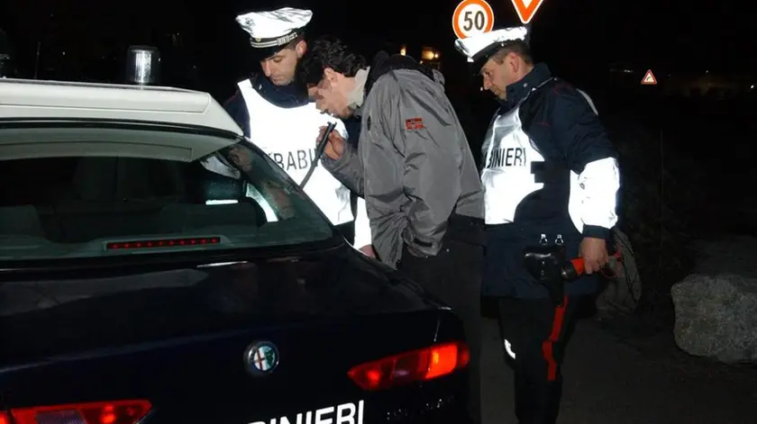 Un controllo con l'alcoltest dei carabinieri