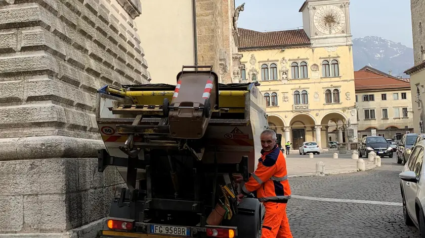 Un mezzo di Bellunum impegnato nella raccolta dell’umido nel centro storico del capoluogo