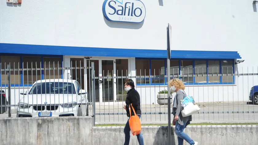 Alcune lavoratrici dello stabilimento Safilo di Longarone che rischia la chiusura