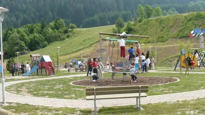 I bambini hanno preso possesso del parco giochi Ramanelo