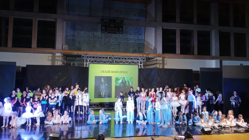 Giovani ballerine dell’Associazione danza agordina durante un saggio