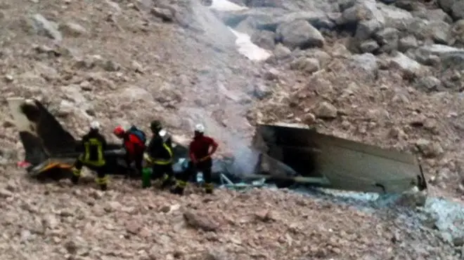 I resti del Cessna caduto ad un chilometro e mezzo in linea d'aria sopra il rifugio Contrin, appena sotto il passo dell'Ombretta, 17 agosto 2013. Si è schiantato alla base della parete sud-ovest della Marmolada. ANSA/UFFICIO STAMPA +++EDITORIAL USE ONLY - NO SALES+++