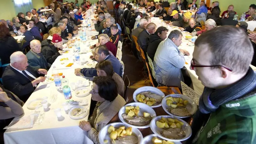 Un momento del pranzo di Pasquetta 2012 con 300 persone in difficolta' , "invitate" dalla Comunita' di Sant'Egidio.La povertà aumenta e aumentano anche le file davanti alle mense dei poveri. Come a quella nella Basilica di Santa Maria in Trastevere dove oggi un immigrato,al quale è stato negato un posto, ha ferito due persone. Fino ad alcune settimane fa al pranzo domenicale organizzato dai parroco della basilica romana si presentavano circa 20-25 persone, "in pochissime settimane sono diventati tra i 100 e i 120 - spiega Mario Marazziti, il portavoce della Comunità di Sant'Egidio - Si sono creati così tempi d'attesa e non c'é spazio per tutti. ANSA/CLAUDIO PERI