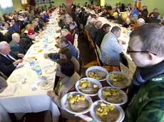 Un momento del pranzo di Pasquetta 2012 con 300 persone in difficolta' , "invitate" dalla Comunita' di Sant'Egidio.La povertà aumenta e aumentano anche le file davanti alle mense dei poveri. Come a quella nella Basilica di Santa Maria in Trastevere dove oggi un immigrato,al quale è stato negato un posto, ha ferito due persone. Fino ad alcune settimane fa al pranzo domenicale organizzato dai parroco della basilica romana si presentavano circa 20-25 persone, "in pochissime settimane sono diventati tra i 100 e i 120 - spiega Mario Marazziti, il portavoce della Comunità di Sant'Egidio - Si sono creati così tempi d'attesa e non c'é spazio per tutti. ANSA/CLAUDIO PERI