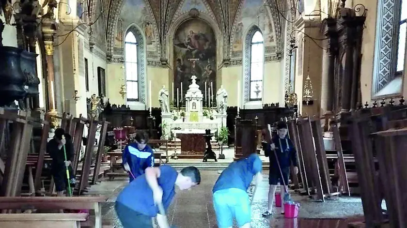 I ragazzi di Santa Bona, ospiti della parrocchia, danno una mano ad asciugare