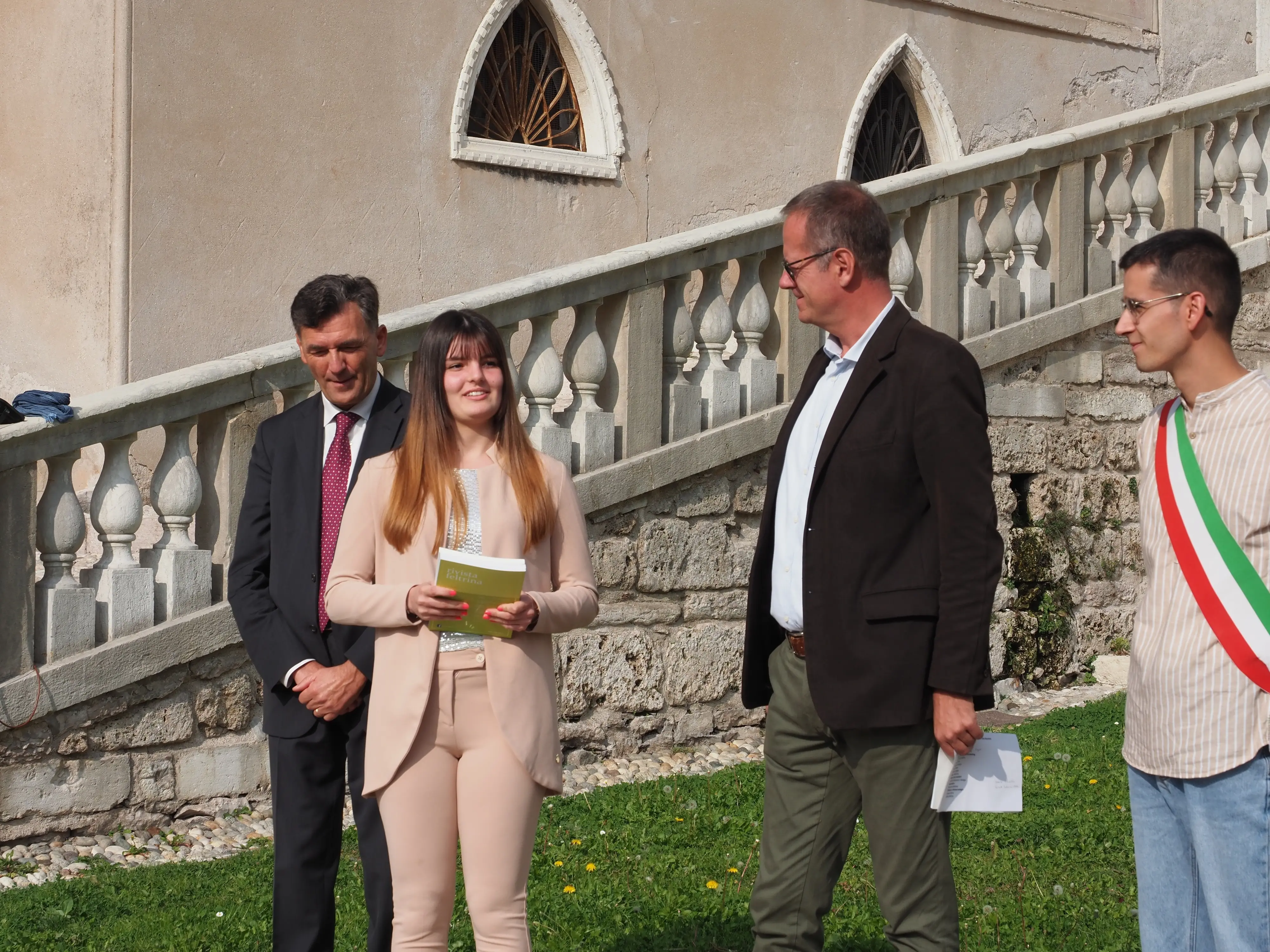 Piazza Maggiore a Feltre ha ospitato la consegna dei riconoscimenti della Famiglia Feltrina agli studenti diplomatisi con il massimo dei voti. La borsa di studio dedicata al medico Michele De Boni è stata conferita a Jessica Mocellin, mamma impegnata negli studi a Scienze infermieristiche