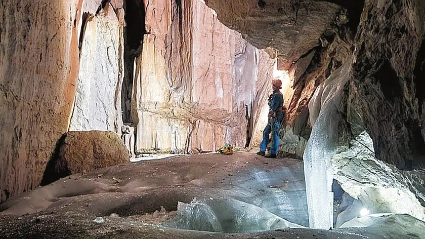 Gli uomini del Cai di Feltre all'interno di una delle grotte scoperte