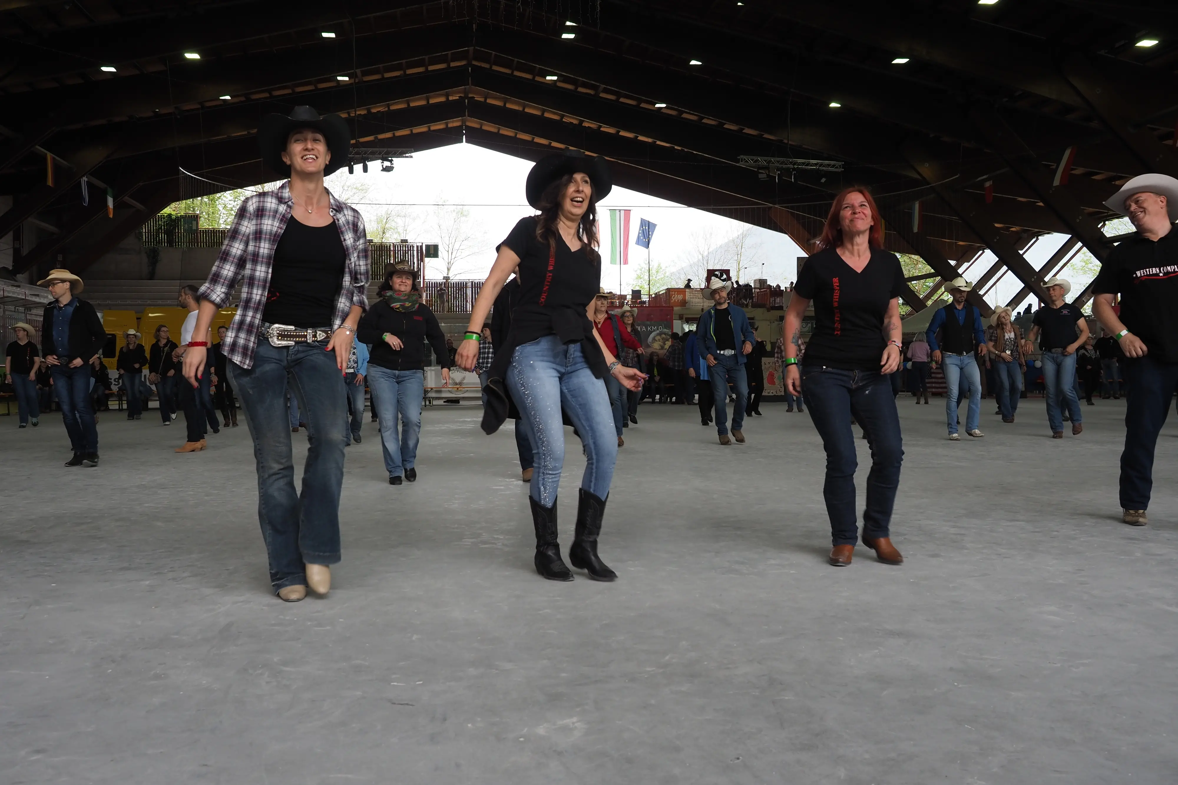 Appassionati di ballo country da tutto il nord Italia si sono radunati al palaghiaccio di Feltre per celebrare il Country day organizzato dall'associazione Redneck. Tra balli di gruppo e musica, il mercatino con i prodotti tipici del Feltrino e del Bellunese, l'esibizione degli sbandieratori che hanno portato un po' della magia del Palio di Feltre in pista, la giornata ha riscosso una notevole partecipazione. Tanto che, annunciano gli organizzatori, diventerà un appuntamento fisso. Ecco una carrellata di volti e di momenti del Country day Feltre (foto: Stefano De Barba)