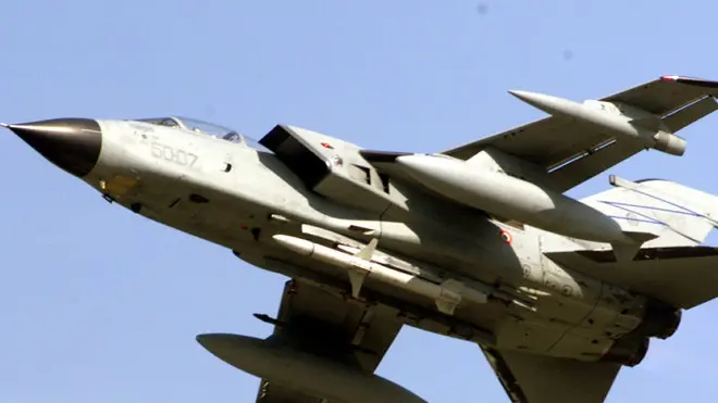 20011023-ROMA-POL: ATTACCO A KABUL: MARTINO, ITALIA OFFRE UOMINI NAVI E AEREI. Una immagine d'archivio di un caccia "Tornado" italiano con il suo carico di missili e due serbatoi supplementari sotto le ali, ripreso mentre decolla dalla base aerea di San Damiano a Piacenza. Da sei a otto velivoli di questo tipo potrebbero far parte della componente aerea offerta dall'Italia agli Stati Uniti. Farinacci / ARCHIVIO /ANSA/ LI
