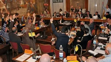 Una votazione in consiglio comunale e i consiglieri Bortoluzzi, Fontana e Da Rold