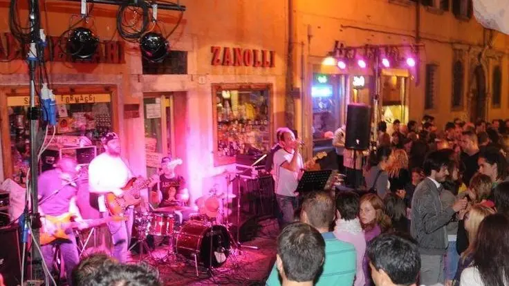 La notte rosa organizzata da Belluno la notte per festeggiare il passagio del giro d'Italia in città - l concerto dei Jpm all'Osteria Rialto in piazza delle Erbe