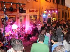 La notte rosa organizzata da Belluno la notte per festeggiare il passagio del giro d'Italia in città - l concerto dei Jpm all'Osteria Rialto in piazza delle Erbe