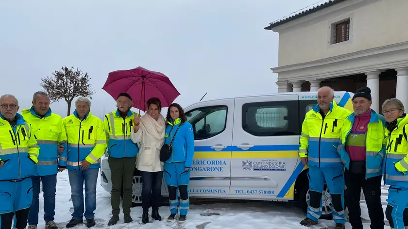 La consegna del mezzo donato dagli industriali di Belluno alla Fraternita di Misericordia di Longarone