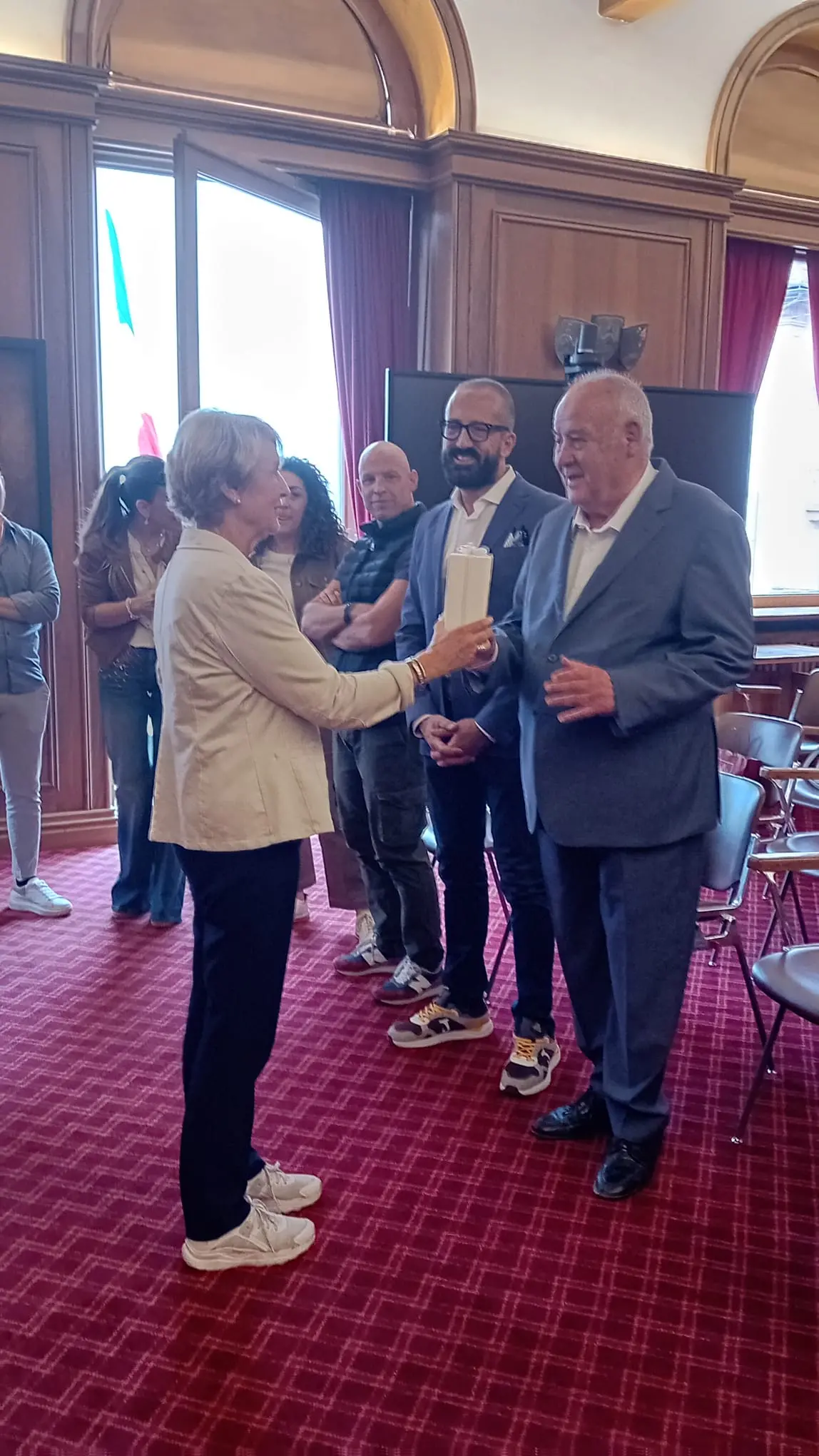 La vicesindaco Roberta Alverà consegna l'omaggio del Comune di Cortina a Santino Galbiati