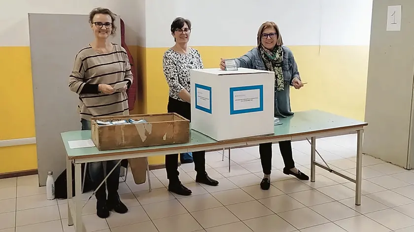 La suindaca di Alano di Piave, Serenella Bogana, al voto per il referendum sulla fusione in uno dei tre seggi del suo comune