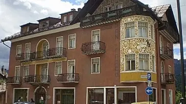 Sopra un’immagine dell’hotel San Marco in centro a Cortina