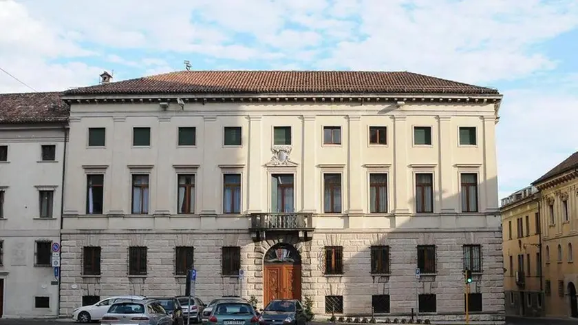 Palazzo Piloni, sede della Provincia di Belluno, senza le bandiere esposte - In alto la sede dell'ente a Palazzo Piloni A sinistra il consiglio provinciale che entro fine mese vota il bilancio