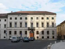 Palazzo Piloni, sede della Provincia di Belluno, senza le bandiere esposte - In alto la sede dell'ente a Palazzo Piloni A sinistra il consiglio provinciale che entro fine mese vota il bilancio