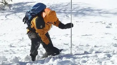 Due fasi di una esercitazione di soccorso nella neve per dispersi in valanga