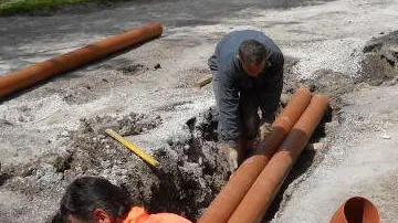 - Operai di Gsp al lavoro a Zoldo Alto per posare la rete fognaria