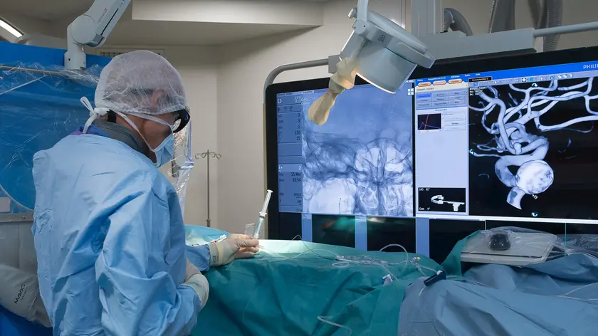 Neurochirurgo al lavoro al San Martino