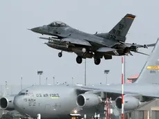 Caccia appena decollato dalla pista della base Usaf di Aviano (Pordenone), in una foto d'archivio 25 marzo 2011. ANSA / STEFANO LANCIA