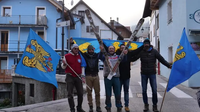 Local citizens with flags of arms of the Friuli Venezia Giulia Region celebrate after the decision of the Italian Lower House that approved the law proposal for moving the Veneto region border town of Sappada juridically to the neighbouring Friuli Venezia Giulia region in Sappada, northern Italy, 22 November 2017. Friuli Venezia Giulia region is one of five Italian regions with special status with more autonomy from the general government..ANSA/FRANCESCO FONTANA HOFFER