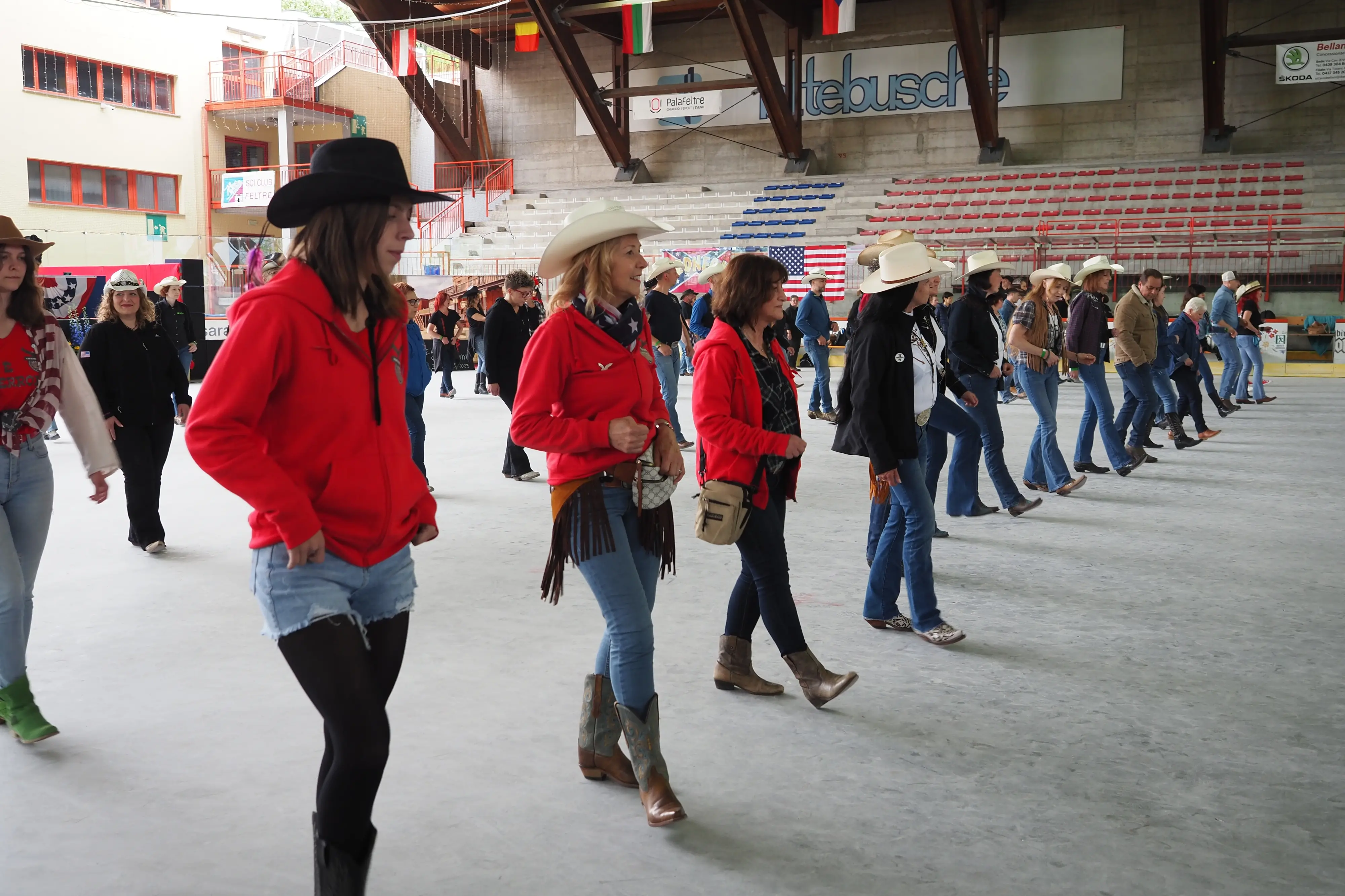 Appassionati di ballo country da tutto il nord Italia si sono radunati al palaghiaccio di Feltre per celebrare il Country day organizzato dall'associazione Redneck. Tra balli di gruppo e musica, il mercatino con i prodotti tipici del Feltrino e del Bellunese, l'esibizione degli sbandieratori che hanno portato un po' della magia del Palio di Feltre in pista, la giornata ha riscosso una notevole partecipazione. Tanto che, annunciano gli organizzatori, diventerà un appuntamento fisso. Ecco una carrellata di volti e di momenti del Country day Feltre (foto: Stefano De Barba)