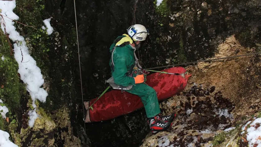 Una fase dell'esercitazione del Soccorso Alpino