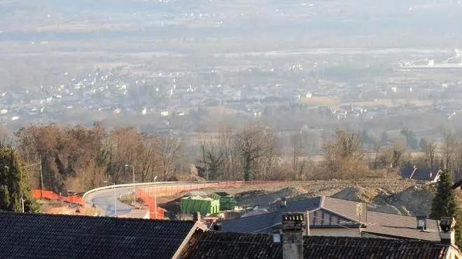 Spoglio del referendum pro centrale idroelettrica camolino busche; zona sotta la quale passerÃ la condotta della centrale idroelettrica e dove verranno situati pannelli fotovoltaici - Una veduta della zona di Velos dove dovrebbero passare le condotte