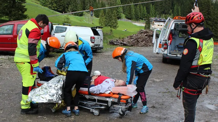Una emergenza simulata durante le 24 ore di servizio degli aspiranti volontari della Croce Bianca Fodom