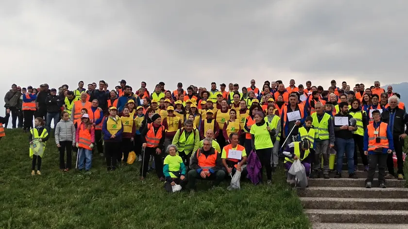 Foto di gruppo per i volontari impegnati in PuliAMO Feltre