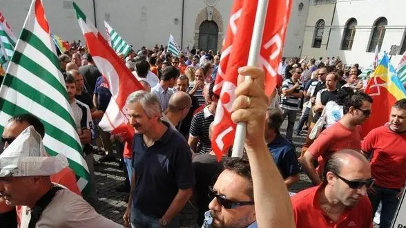 Belluno, 3 giugno 2009. in piazza martiri manifestazione degli operai della ceramica dolomite per la chiusura dell'aziendaA sinistra i lavoratori schierati di fronte al palazzo della Prefettura A destra un momento della protesta in piazza Duomo