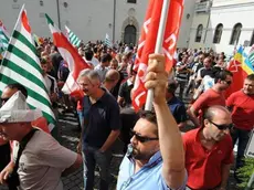 Belluno, 3 giugno 2009. in piazza martiri manifestazione degli operai della ceramica dolomite per la chiusura dell'aziendaA sinistra i lavoratori schierati di fronte al palazzo della Prefettura A destra un momento della protesta in piazza Duomo