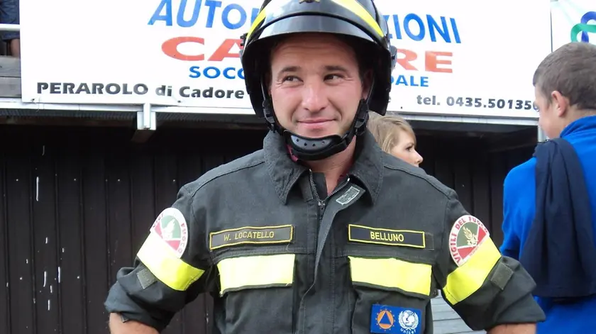 Walter Locatello (44 anni) con la divisa dei Vigili del Fuoco