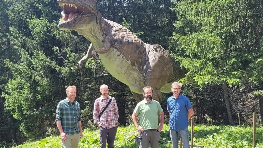 Il sindaco Luca Lorenzini, il paleontologo Simone Maganuco, il responsabile del Museo Cazzetta Diego Battiston e Mauro Scaggiante; a destra, due dei modelli