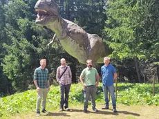 Il sindaco Luca Lorenzini, il paleontologo Simone Maganuco, il responsabile del Museo Cazzetta Diego Battiston e Mauro Scaggiante; a destra, due dei modelli