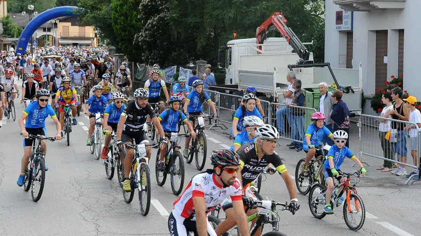 La partenza dei ciclisti