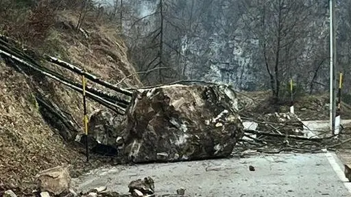 La frana caduta in territorio trentino sulla Sp 242 tra Lamon e Castello Tesino