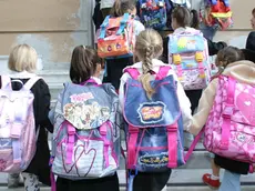 GENOVA 20030915 20030915 - GENOVA - CRO - SCUOLA: VACANZE FINITE - Un gruppo di scolari entra a scuola per il primo giorno di lezione, oggi a Genova. Torna a suonare la campanella per gli studenti italiani, il rientro in classe riguardera', tranne poche eccezioni, l'intera categoria. LUCA ZENNARO/ANSA/TO (LUCA ZENNARO/ ) Primo giorno di scuola in una scuola elementare Alunni delle elementari. Per loro novita' in vista Alunni delle elementari al rientro a scuola